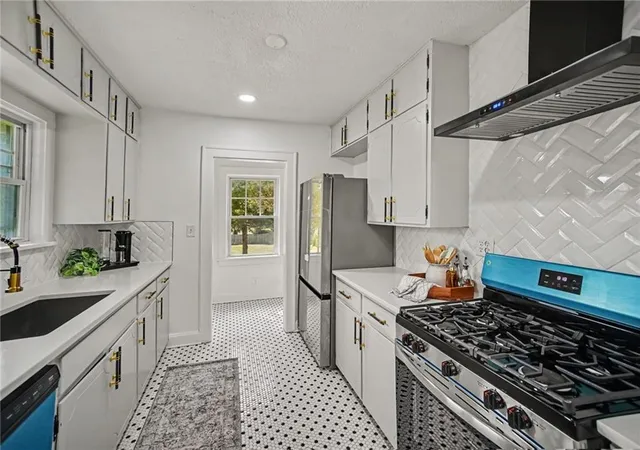 Photo 3 of Sale Pending at 5000 Blue Ridge Blvd, Kansas City, MO 64133 | MLS# 2636628 | Listing updated on 2026-08-20