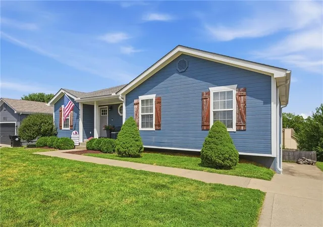 3rd image of 1910 Chestnut Dr, Pleasant Hill, MO 64080 | MLS# 2636643