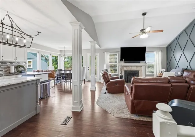 5th image of 1910 Chestnut Dr, Pleasant Hill, MO 64080 | MLS# 2636643