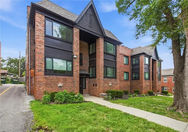 Photo 3 of Sale Pending at 4335 Mercier St, Kansas City, MO 64111 | MLS# 2636645 | Listing updated on 2026-08-31