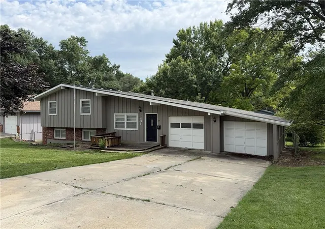 Photo 2 of Single family home for sale at 401 E 90th Terrace, Kansas City, MO 64131 | MLS# 2636657 | Listing updated on 2026-09-03