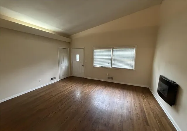 Photo 3 of Single family home for sale at 401 E 90th Terrace, Kansas City, MO 64131 | MLS# 2636657 | Listing updated on 2026-09-03