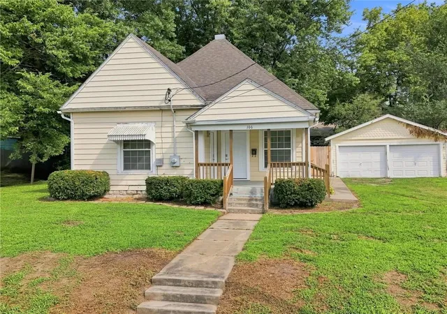 1st image of 106 Grandview St, Richmond, MO 64085 | MLS# 2636659
