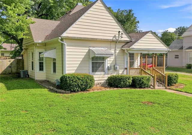 3rd image of 106 Grandview St, Richmond, MO 64085 | MLS# 2636659