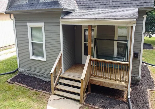 2nd image of 843 S Sycamore St, Ottawa, KS 66067 | MLS# 2636665
