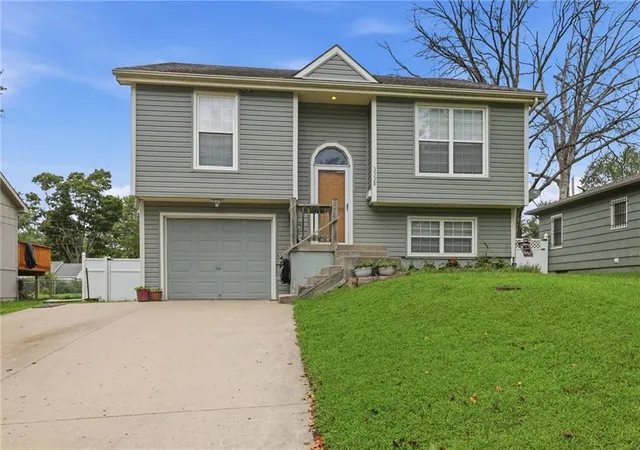 Photo 1 of Sale Pending at 3338 S Evanston Ave, Independence, MO 64052 | MLS# 2636678 | Listing updated on 2026-08-19