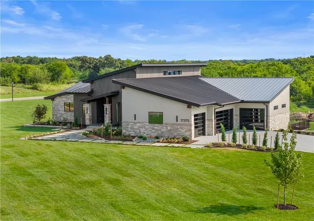 1st image of 17375 Galloway Dr, Stilwell, KS 66085 | MLS# 2636683