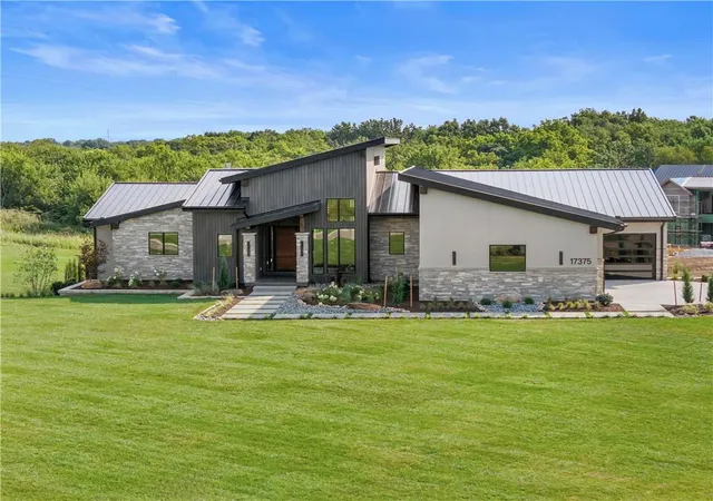 2nd image of 17375 Galloway Dr, Stilwell, KS 66085 | MLS# 2636683
