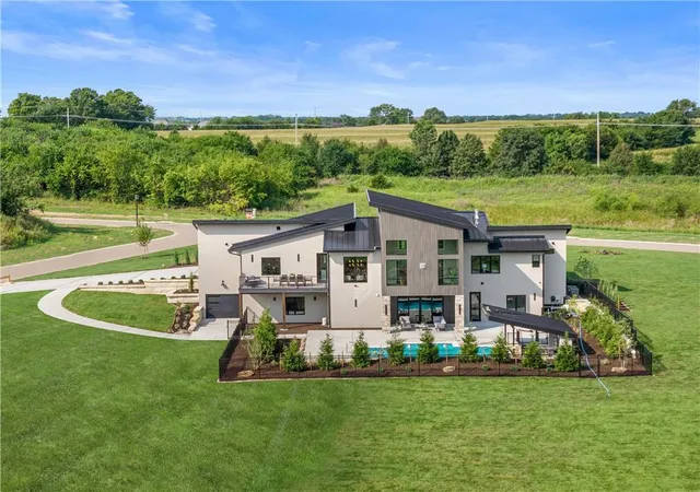 Photo 4 of Single family home for sale at 17375 Galloway Dr, Stilwell, KS 66085 | MLS# 2636683 | Listing updated on 2026-09-22