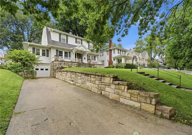 Photo 4 of Single family home for sale at 7432 Jarboe St, Kansas City, MO 64114 | MLS# 2636690 | Listing updated on 2026-09-07