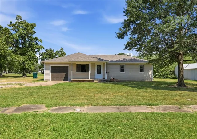 2nd image of 204 N Burnett St, Girard, KS 66743 | MLS# 2636704