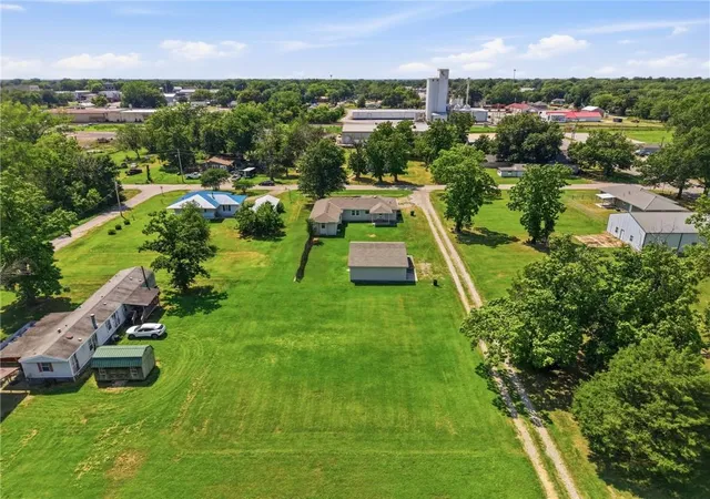 27th image of 204 N Burnett St, Girard, KS 66743 | MLS# 2636704
