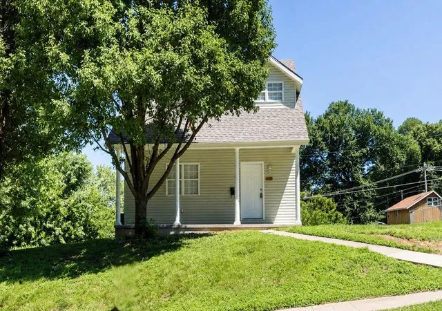 2nd image of 811 Powell St, Saint Joseph, MO 64501 | MLS# 2636723