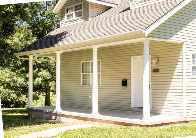 Photo 3 of Single family home for sale at 811 Powell St, Saint Joseph, MO 64501 | MLS# 2636723 | Listing updated on 2026-08-22