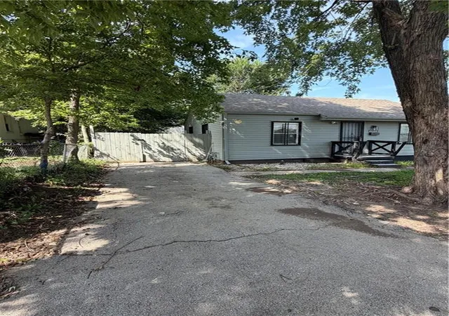 2nd image of 1920 E 84th Ter, Kansas City, MO 64132 | MLS# 2636726