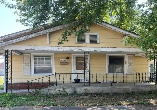 2nd image of 2008 Grand Ave, Parsons, KS 67357 | MLS# 2636728
