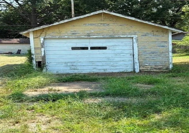10th image of 2008 Grand Ave, Parsons, KS 67357 | MLS# 2636728