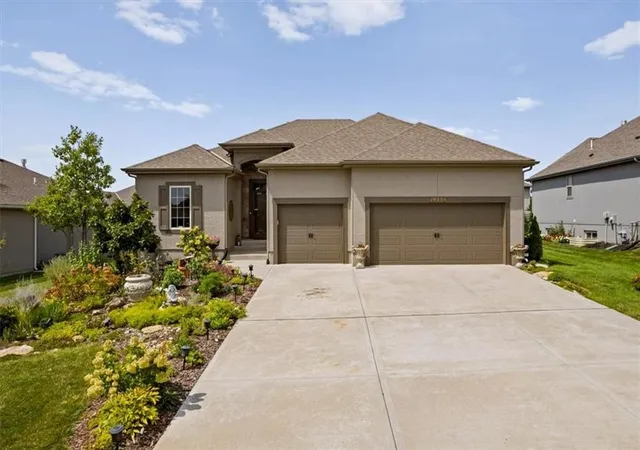 1st image of 19304 W 201st Street, Spring Hill, KS 66083 | MLS# 2636733