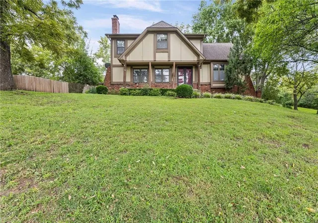 1st image of 16042 Meadow Ln, Stilwell, KS 66085 | MLS# 2636753