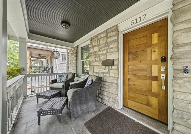 2nd image of 5117 Walnut St, Kansas City, MO 64112 | MLS# 2636756