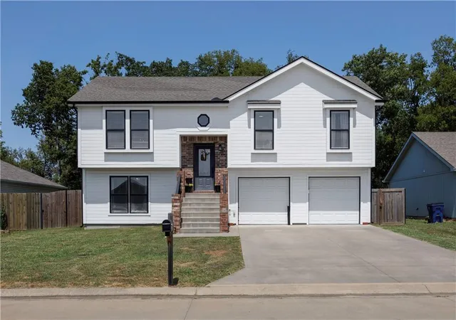 1st image of 110 E John St, Coffeyville, KS 67337 | MLS# 2636759