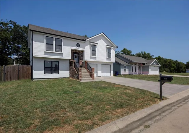 2nd image of 110 E John St, Coffeyville, KS 67337 | MLS# 2636759
