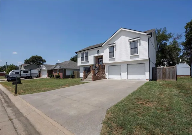 3rd image of 110 E John St, Coffeyville, KS 67337 | MLS# 2636759