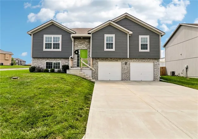 1st image of 1701 Nw Hilltop Ct, Grain Valley, MO 64029 | MLS# 2636769