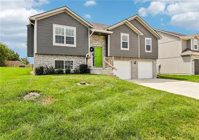 2nd image of 1701 Nw Hilltop Ct, Grain Valley, MO 64029 | MLS# 2636769
