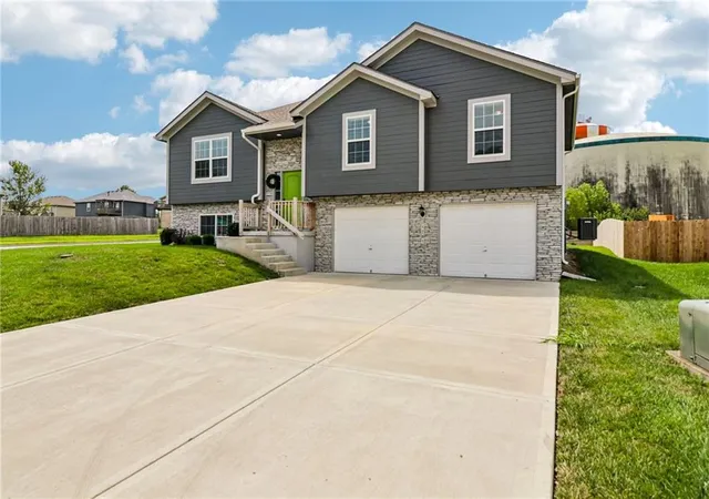Photo 3 of Sale Pending at 1701 Nw Hilltop Ct, Grain Valley, MO 64029 | MLS# 2636769 | Listing updated on 2026-08-30