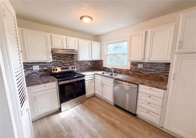 2nd image of 11121 Herrick Ave, Kansas City, MO 64134 | MLS# 2636773