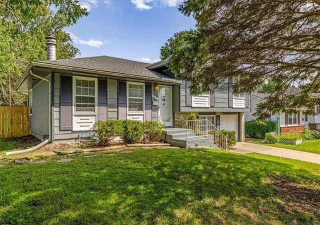 Photo 2 of Single family home for sale at 11815 S Beacon Ave, Kansas City, MO 64134 | MLS# 2636781 | Listing updated on 2026-10-02