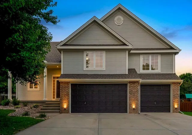 2nd image of 9105 N Kansas Ct, Kansas City, MO 64156 | MLS# 2636784