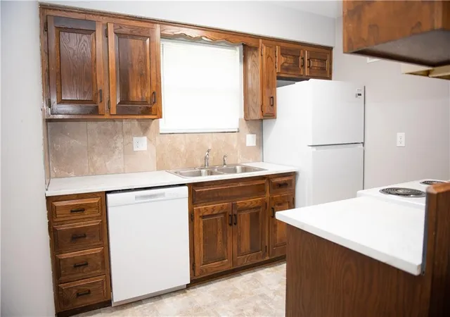 Listing Photo 5 - Condo for sale in building located at 9805 Vw High Dr, Kansas City, MO 64134