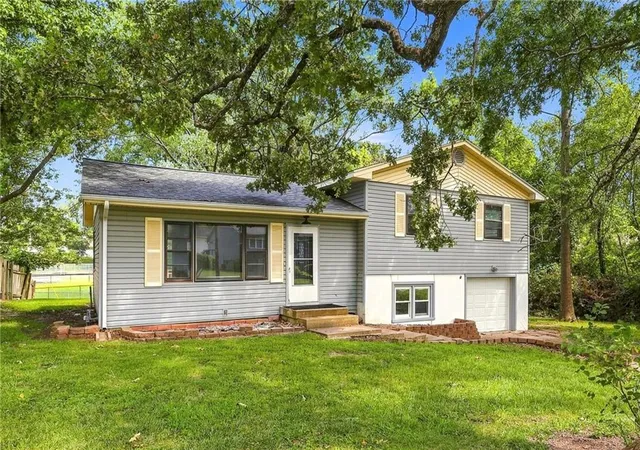 2nd image of 806 S Washington Ave, Knob Noster, MO 65336 | MLS# 2636792