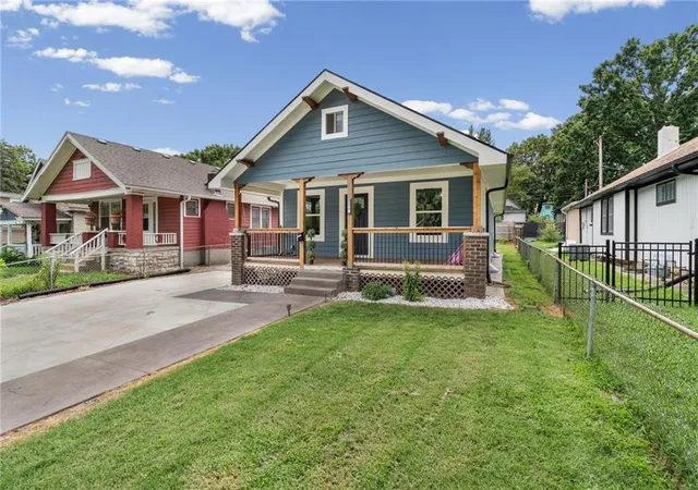 Photo 3 of Sale Pending at 2215 Elizabeth Ave, Kansas City, KS 66102 | MLS# 2636796 | Listing updated on 2026-09-02