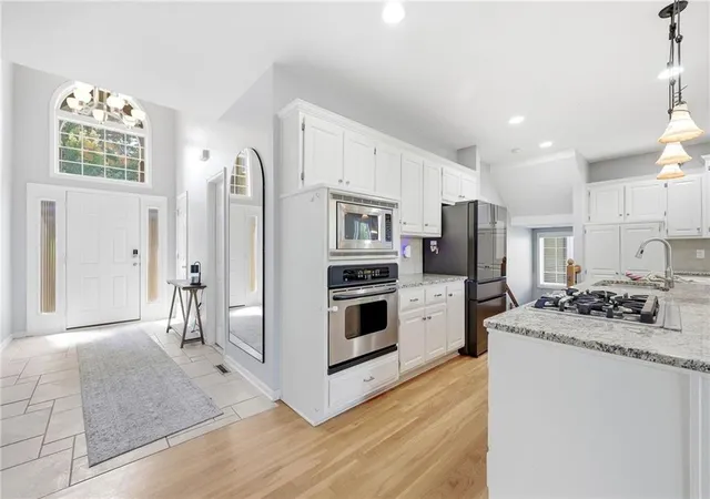 4th image of 21714 W 96Th St, Lenexa, KS 66220 | MLS# 2636797