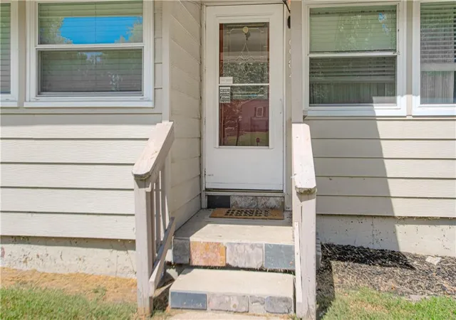Photo 2 of Single family home for sale at 6904 Nw Belvidere Pkwy, Kansas City, MO 64152 | MLS# 2636800 | Listing updated on 2026-09-28
