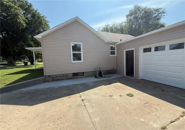 Photo 3 of Sale Pending at 905 Miami St, Hiawatha, KS 66434 | MLS# 2636805 | Listing updated on 2026-10-09