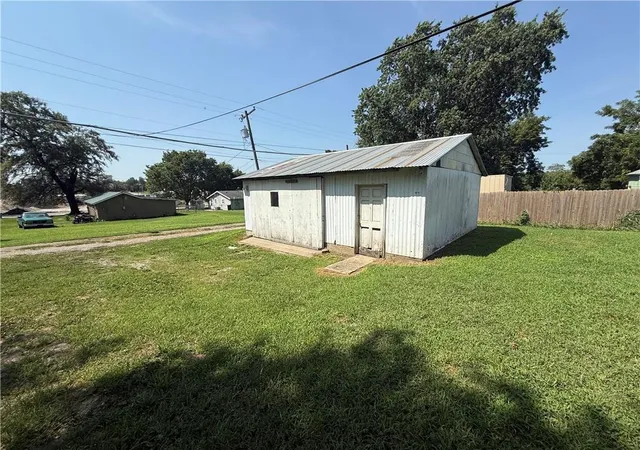 Photo 3 of Sale Pending at 905 Miami St, Hiawatha, KS 66434 | MLS# 2636805 | Listing updated on 2026-10-09