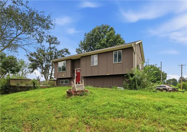 2nd image of 1201 S 5th Street, Atchison, KS 66002 | MLS# 2636808