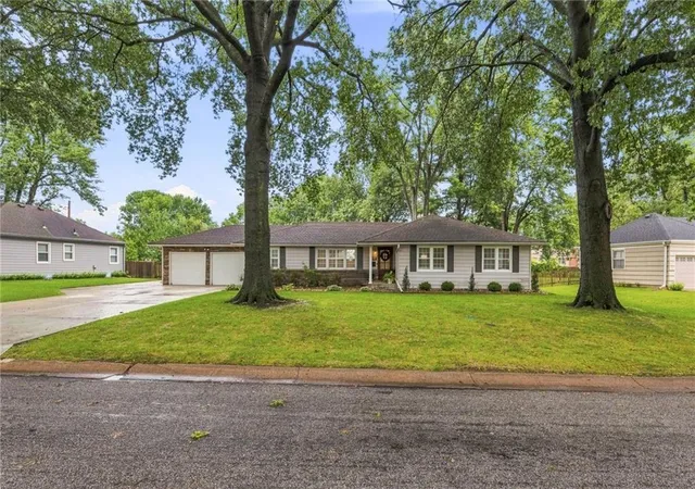 2nd image of 4020 W 96th St, Overland Park, KS 66207 | MLS# 2636814