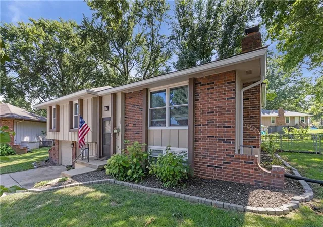 Photo 2 of Sale Pending at 508 Ne Grant Dr, Blue Springs, MO 64014 | MLS# 2636816 | Listing updated on 2026-08-19
