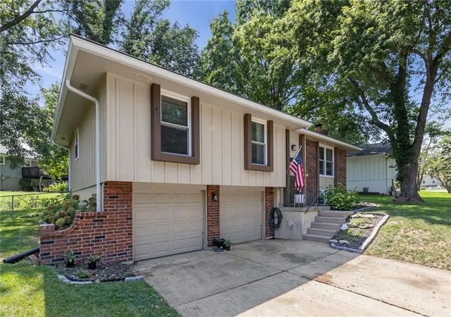 Photo 3 of Sale Pending at 508 Ne Grant Dr, Blue Springs, MO 64014 | MLS# 2636816 | Listing updated on 2026-08-19