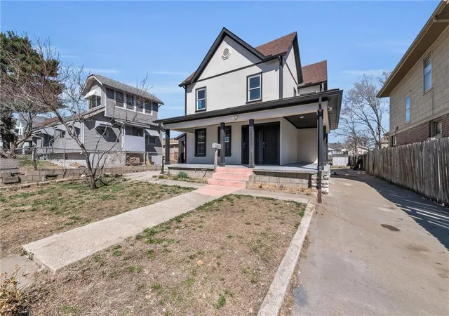 2nd image of 5208 E 8th St, Kansas City, MO 64124 | MLS# 2636822