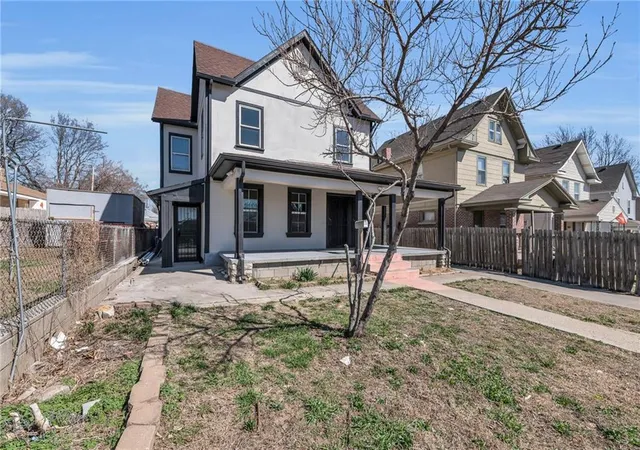Listing Photo 3 - Condo for sale in building located at 5208 E 8th St, Kansas City, MO 64124