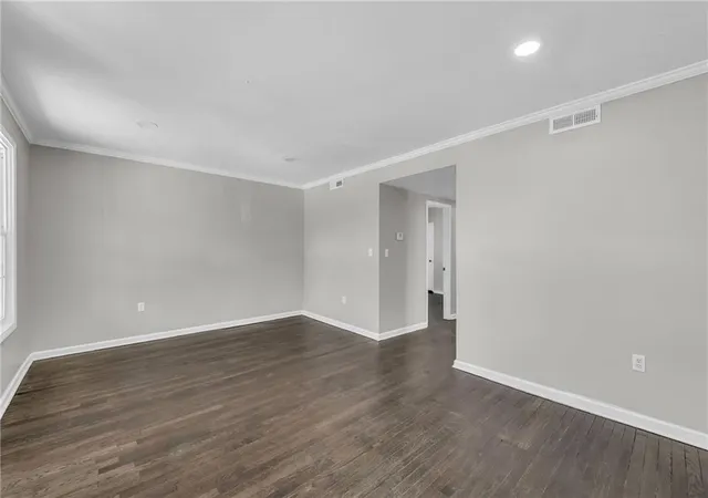 Listing Photo 5 - Condo for sale in building located at 5208 E 8th St, Kansas City, MO 64124