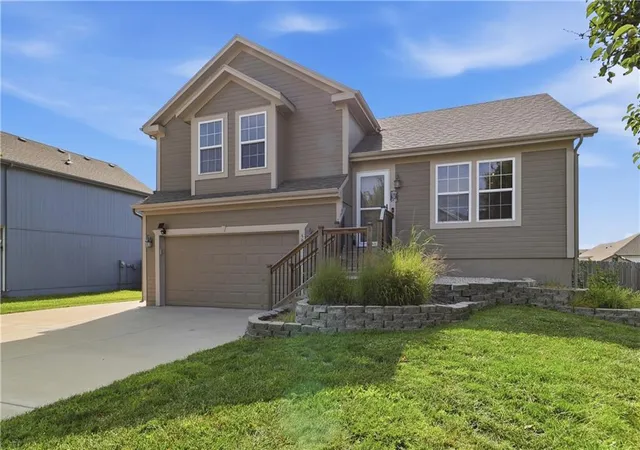 2nd image of 590 S Pine St, Gardner, KS 66030 | MLS# 2636823