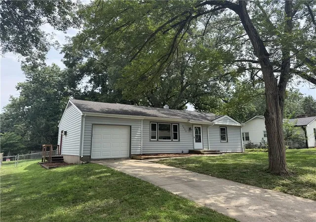 1st image of 8829 N Holmes St, Kansas City, MO 64155 | MLS# 2636826