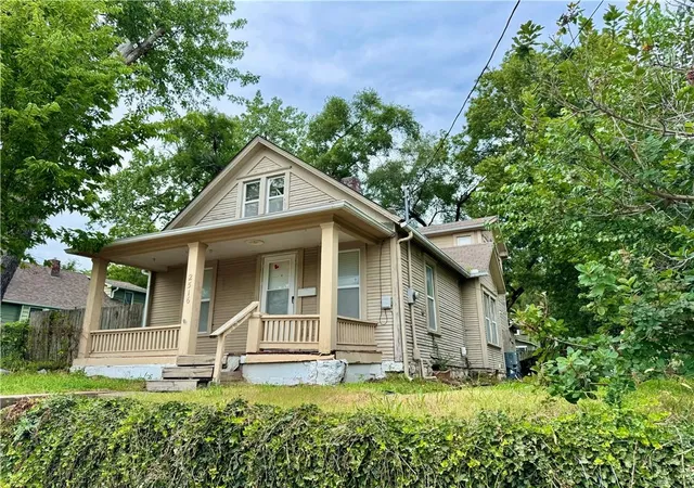 Photo 2 of Sale Pending at 2516 W 43rd Avenue, Kansas City, KS 66103 | MLS# 2636827 | Listing updated on 2026-09-21